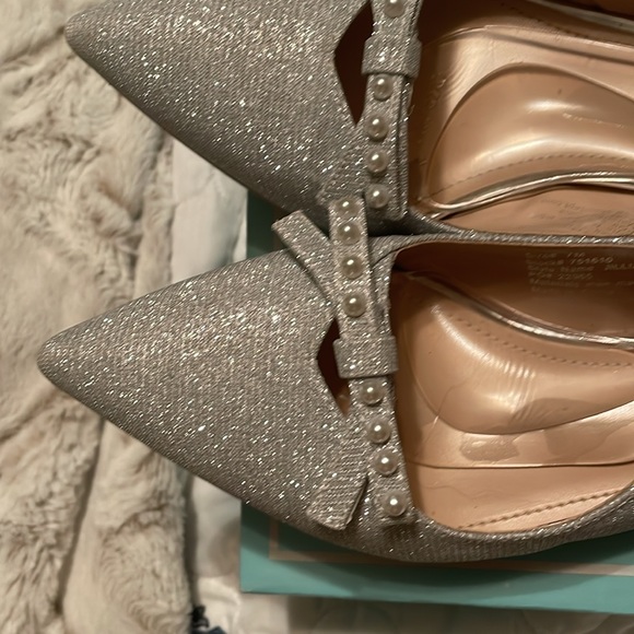 Silver bow pearl detail shoes - Picture 4 of 5